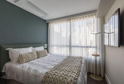 A tendência bedscaping propõe transformar o quarto em um verdadeiro santuário de autocuidado (Projeto: GT Building | Imagem: Samuel Berger)