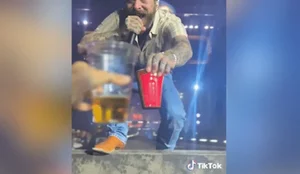 Post Malone cai durante show nos EUA apos parte do palco ceder