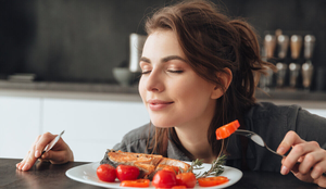 Consumir peixe diariamente melhora a saúde geral do corpo (Imagem: Dean Drobot | Shutterstock)