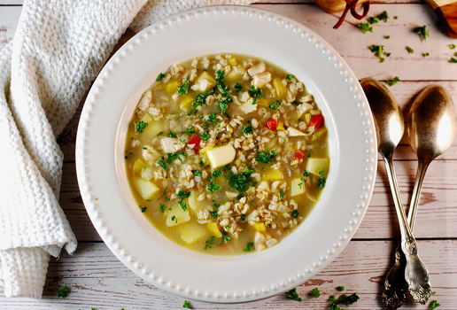 Sopa de cevadinha com frango (Imagem: Leonori | Shutterstock)