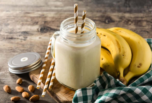 Vitamina de banana e amêndoas (Imagem: etorres | Shutterstock)