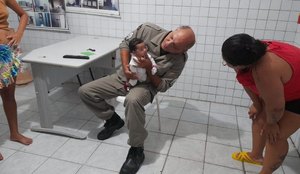 Policia Militar salva crianca que quase morre engasgada com leite materno em Joao Pessoa