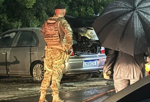 Carro artefatos explosivos praca dos tres poderes foto reproducao X lazarorosa25