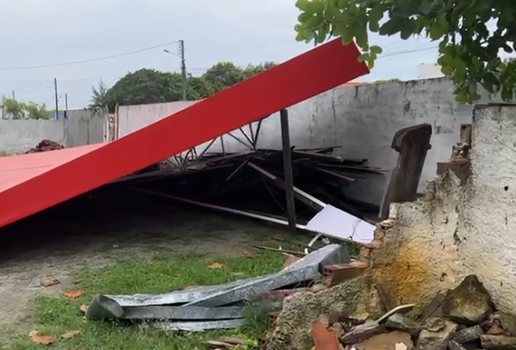 Vendaval destrói estrutura de restaurante em João Pessoa