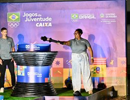 Bia Souza acende a pira dos Jogos da Juventude CAIXA João Pessoa 2024 ao lado de Netinho.