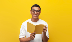 A leitura expande o vocabulário e consolida estruturas gramaticais (Imagem: Bohdan Malitskiy | Shutterstock)