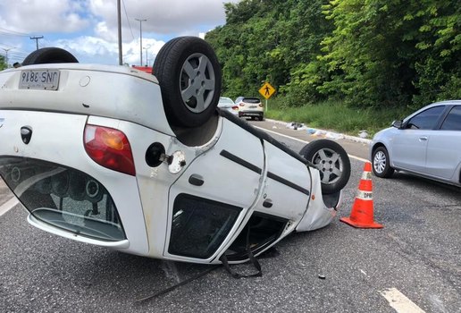 Veículo ficou atravessado na pista