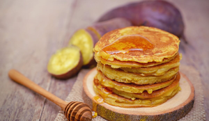 Panqueca de batata-doce com mel (Imagem: Mamsizz | Shutterstock)