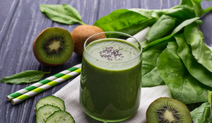Suco verde de kiwi com espinafre (Imagem: Yulia Furman | Shutterstock)