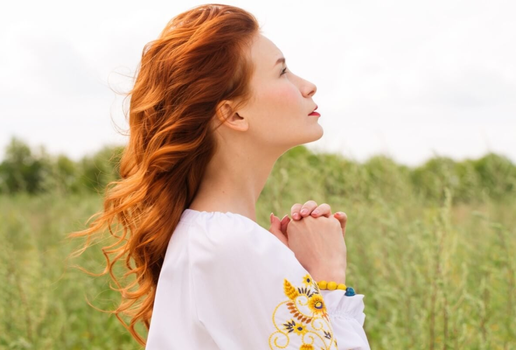 As orações são uma forma de alcançar mais paz interior (Imagem: Malivan_Iuliia | Shutterstock)