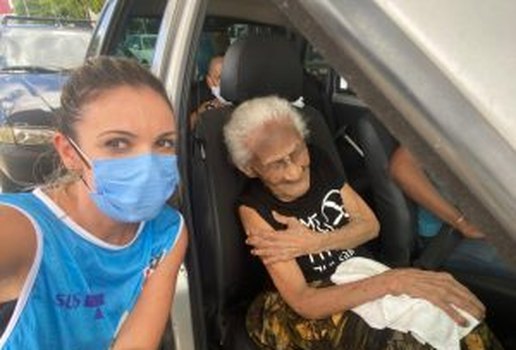 Mulher de 116 anos e imunizada contra Covid 19 e Prefeitura destaca importancia da vacinacao