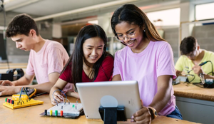 A robótica oferece aos jovens competências importantes para a vida pessoal e profissional (Imagem: Xavier Lorenzo | Shutterstock)