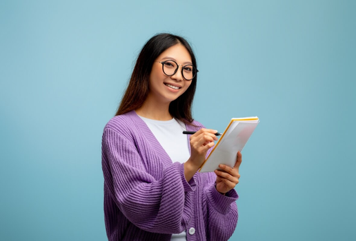 Conhecer os possíveis temas da Redação Enem 2025 pode ser um diferencial para os estudantes  (Imagem: Prostock-studio | Shutterstock)