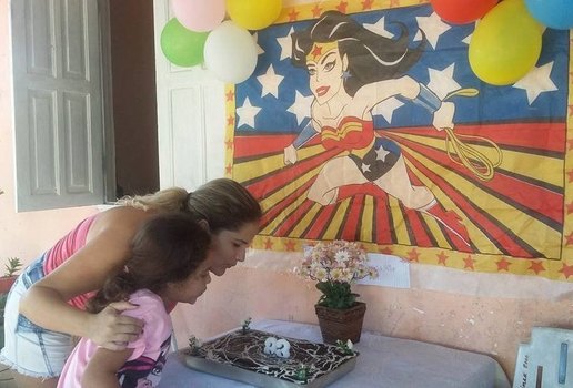 Menina faz festa de aniversario para a mae
