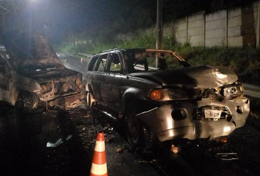 Divulgacao Bombeiros Carros Colidem pegam fogo