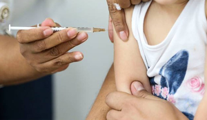 Vacinação infantil tem a maior queda contínua dos últimos 30 anos, diz OMS