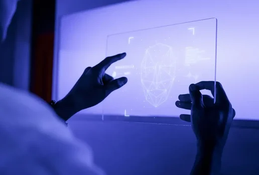 Designer usando uma tecnologia futurista de tela de tablet digital transparente