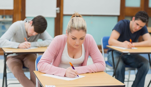 A redação do Enem avalia simultaneamente a capacidade de argumentação, pensamento crítico e escrita (Imagem: wavebreakmedia | Shutterstock)