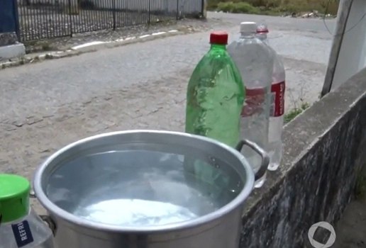 Moradores relatam que mesmo com a falta de água, a cobrança pelo serviço chega normalmente