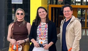 Alessandra Torres (à esq) e Ruy Dantas (à dir) se reuniram com a diretora da La Nave, Azucena Elbaile Mur (ao centro)