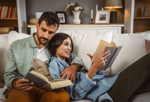 Os livros são capazes de aquecer o coração e trazer reflexões valiosas (Imagem: Miljan Zivkovic | Shutterstock)