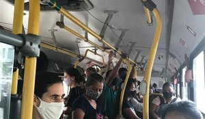 Recorrente: passageiros registram ônibus lotado, em João Pessoa.