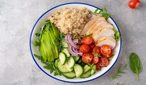 Salada de frango com abacate e quinoa (Imagem: irina2511 | Shutterstock)
