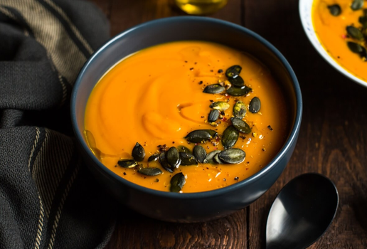 Creme de abóbora com gengibre e semente de abóbora (Imagem: Aniela Straszewska | Shutterstock)