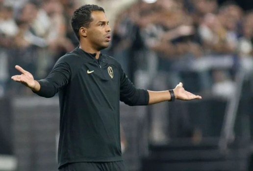 Corinthians anuncia saída do técnico Fernando Lázaro