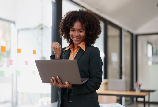 Dicas práticas ajudam mulheres empreendedoras a superarem desafios e obterem sucesso com seus projetos (Imagem: Jirapong Manustrong | Shutterstock)