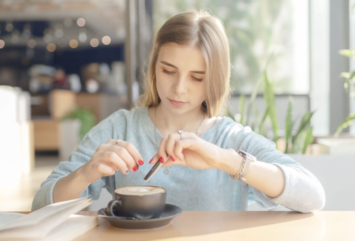 O consumo excessivo de açúcar e cafeína pode prejudicar os estudos (Imagem: Kulinenko.G | Shutterstock)
