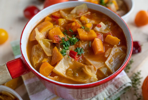 Sopa de repolho com abóbora, cenoura e tomate (Imagem: Angelika Heine | Shutterstock)