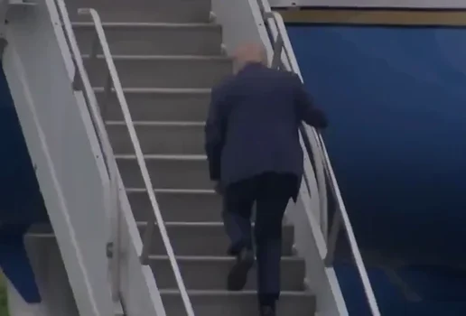 Donald Trump cai em escadas de aviao e internet nao perdoa