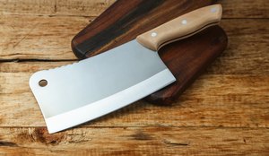 Faca de talho na tabua de madeira