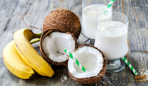 Vitamina de coco, banana e aveia (Imagem: Alexandra Anschiz | Shutterstock)