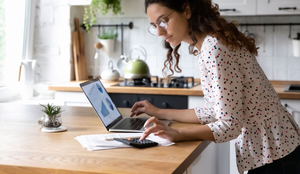 É importante organizar as finanças para evitar o endividamento (Imagem: fizkes | Shutterstock)