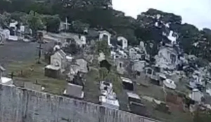 Camera de seguranca registra fantasma andando em cemiterio