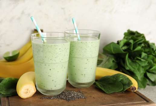 Vitamina de banana, espinafre e chia (Imagem: Pixel-Shot | Shutterstock)