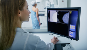 A mamografia é um exame fundamental para a saúde da mulher (Imagem: Peakstock | Shutterstock)