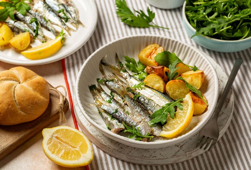 Sardinha assada com batata (Imagem: OlgaBombologna | Shutterstock)