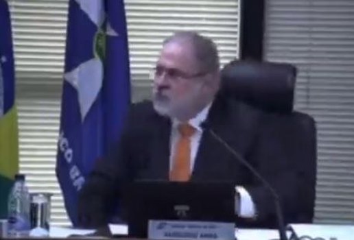 Augusto Aras discute com subprocurador-geral e precisa ser contido
