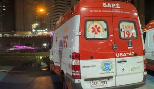 Vítima foi socorrida em uma ambulância do Samu
