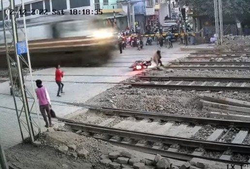 Homem pula de moto um segundo antes de trem passar por cima dela
