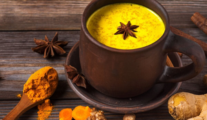 Chá de cúrcuma com gengibre e anis-estrelado (Imagem: artem evdokimov | Shutterstock)