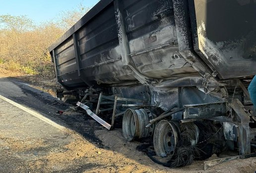 ATENDIMENTO A INCENDIO EM VEICULO DE CARGA BR 412 Na tarde deste sabado 01 guarnicoes do