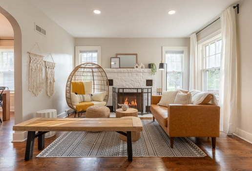 À medida que as temperaturas caem, é comum buscar soluções para deixar os ambientes mais confortáveis e quentes (Imagem: Joshua Applegate Creative | Shutterstock)