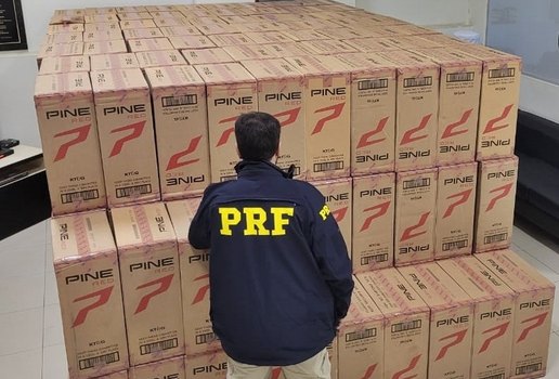 Foram localizados 112.500 maços de cigarros contrabandeados. 