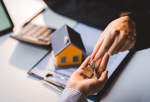 Analisar cada detalhe com atenção evita surpresas desagradáveis após à compra (Imagem: Daenin | Shutterstock)