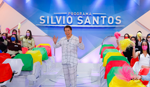 Silvio Santos veste pijama em gravação do programa de Dia dos Pais