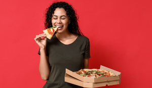 É possível se deliciar com uma boa fatia de pizza sem colocar a dieta ou a saúde em risco (Imagem: Pixel-Shot | Shutterstock)